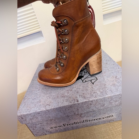 Freebird Burrow Cognac Tan Lace-Up Booties 8 NEW - Picture 3 of 6